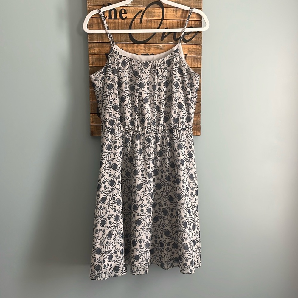 LOFT pale grey and navy floral spaghetti strap sundress ☀️ flattering size M